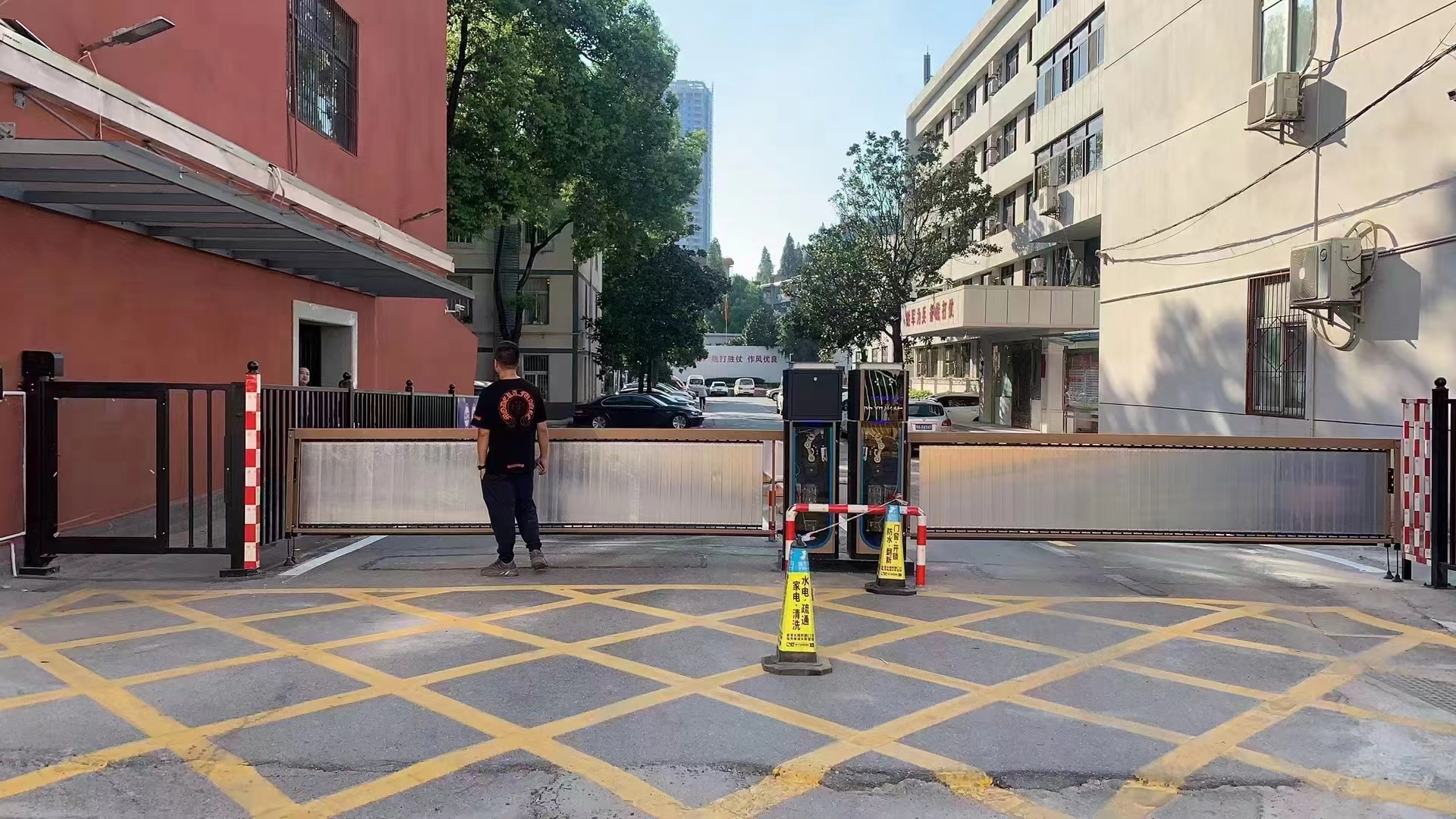 武漢某部隊車牌識別廣告道閘一體機(jī)