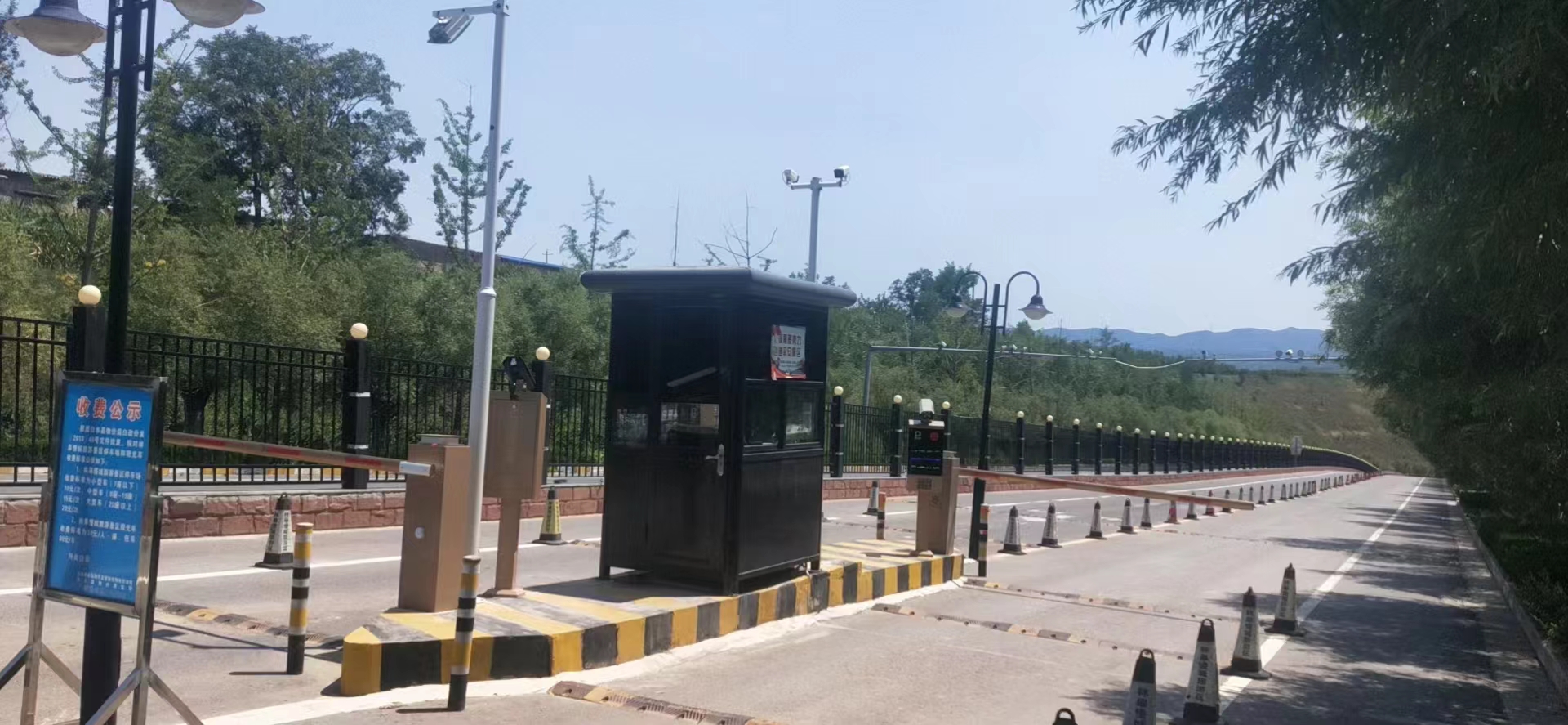 陜西渭南白水林皋湖國(guó)家濕地公園終端繳費(fèi)機(jī)+FK車牌識(shí)別+金色呼吸燈道閘 景區(qū)智慧停車場(chǎng)案列 第3張