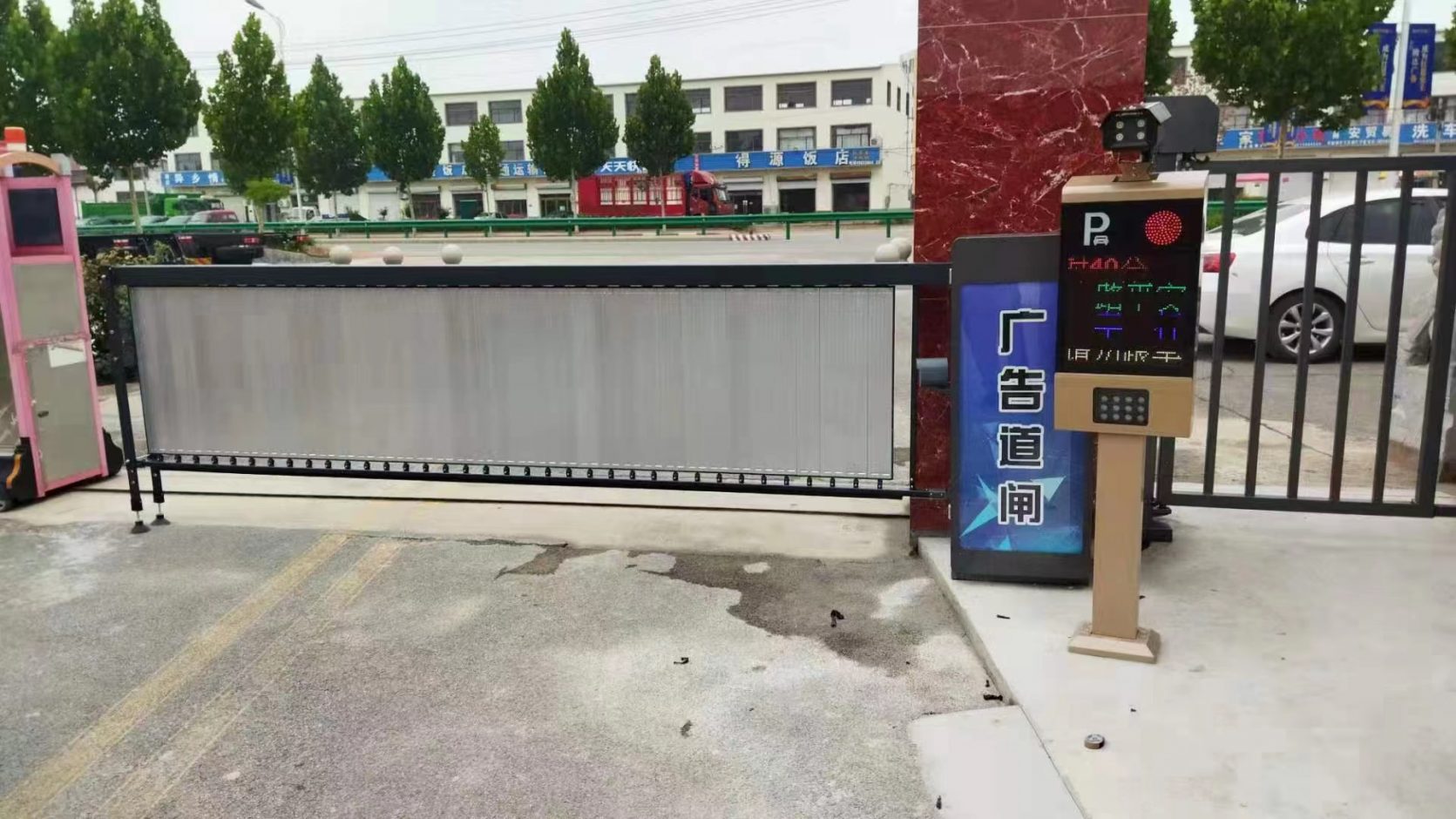 河北保定FY款車牌識(shí)別+廣告道閘+柵欄門 商業(yè)中心智慧停車場案列 第1張