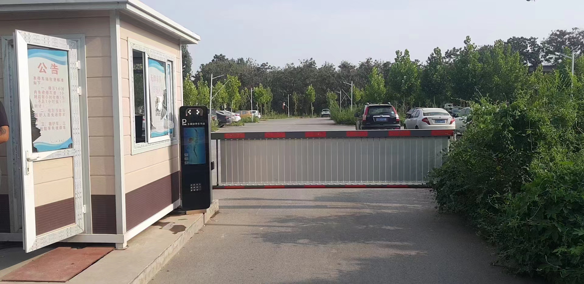 河北任縣農(nóng)商行ETC支付+廣告道閘+LCD款車牌識別一體機+無人值守智慧停車場案列 政務機構(gòu)智慧停車場案列 第4張