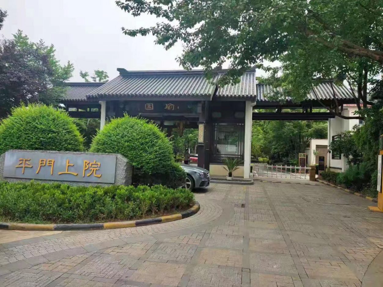 蘇州平門上院MT款車牌識別+金色柵欄式道閘 社區(qū)智慧停車場案列 第1張