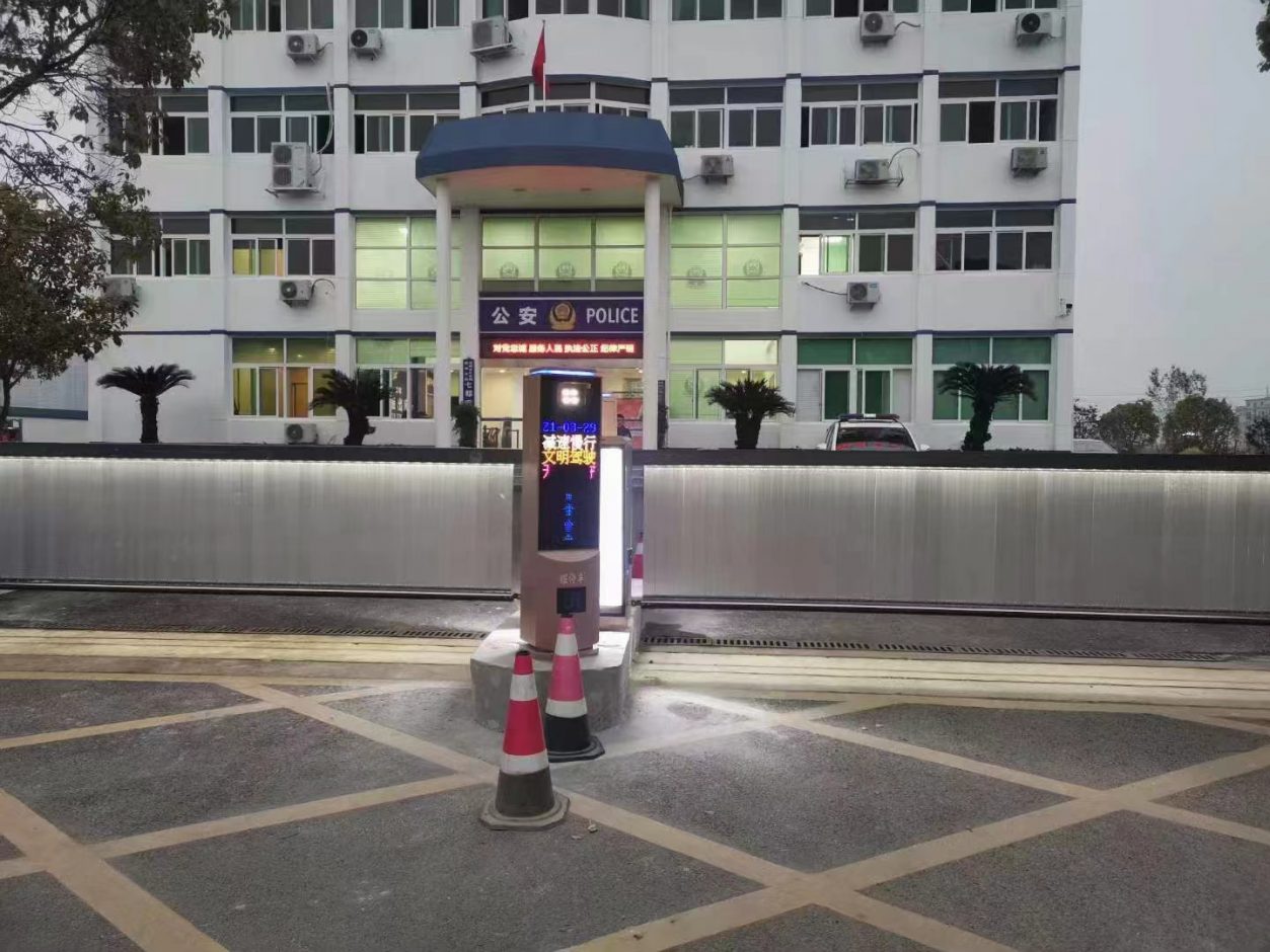 浙江溫州市鹿城區(qū)公安局新款呼吸燈MT款車牌識別+廣告道閘 政務機構智慧停車場案列 第1張