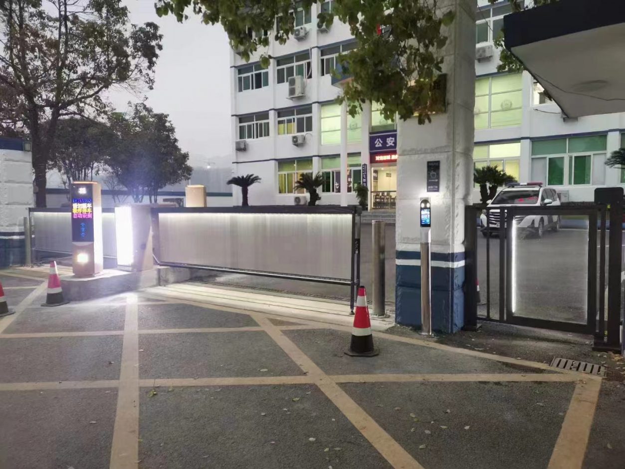浙江溫州市鹿城區(qū)公安局新款呼吸燈MT款車牌識別+廣告道閘 政務機構智慧停車場案列 第3張