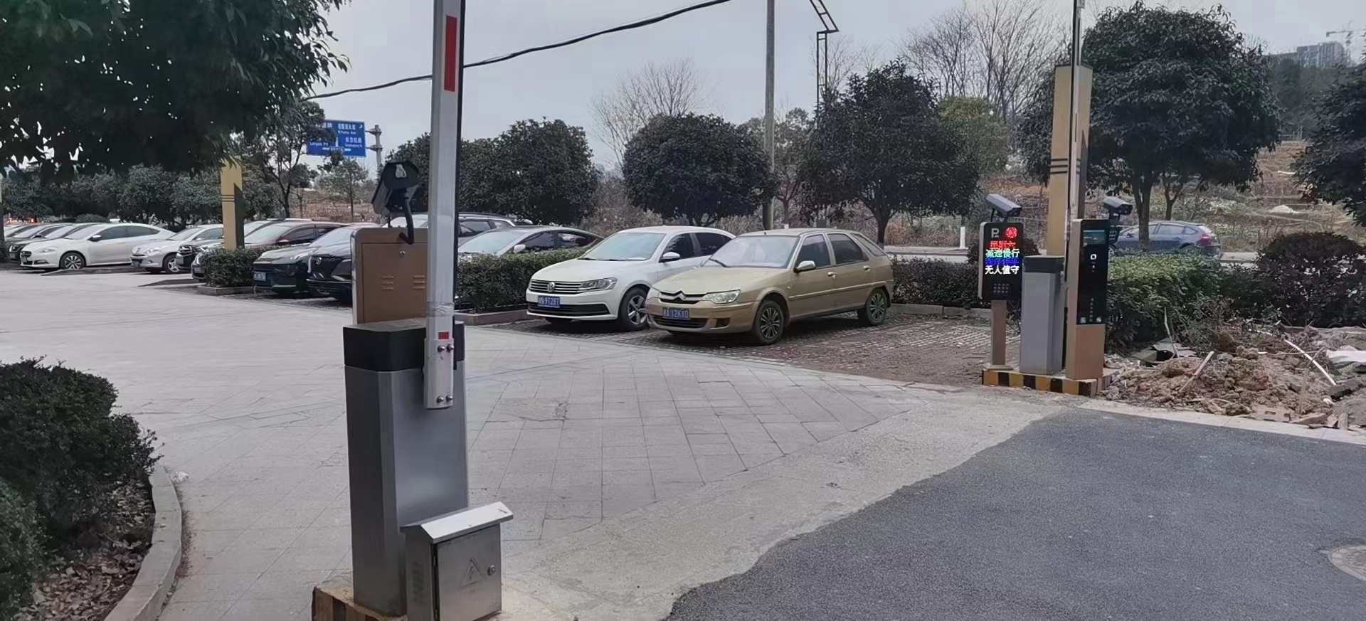 湖南長沙中冶中央公園車輛出入掃碼繳費(fèi)終端機(jī)+FT車牌識(shí)別+直桿道閘+金色柵欄式道閘 社區(qū)智慧停車場案列 第2張