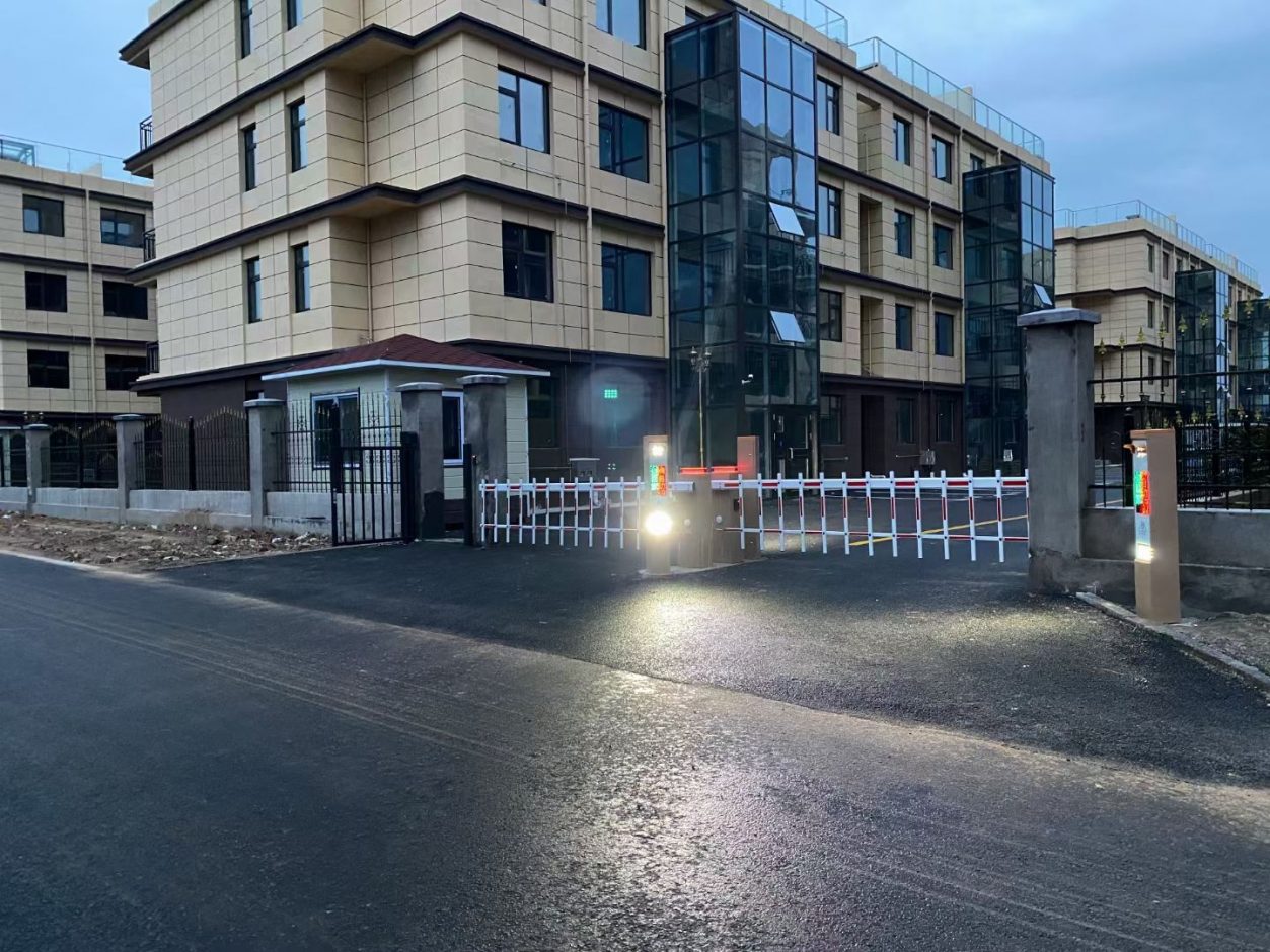 小區(qū)LK款車牌識(shí)別+新款呼吸燈金色柵欄式道閘+柵欄門 社區(qū)智慧停車場案列 第3張