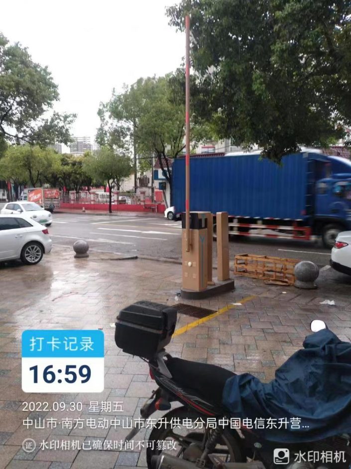 中山市中國電信東升營業(yè)廳車輛道閘車牌識別一體機LCD款+無人值守車輛出入掃碼繳費終端機 政務(wù)機構(gòu)智慧停車場案列 第1張