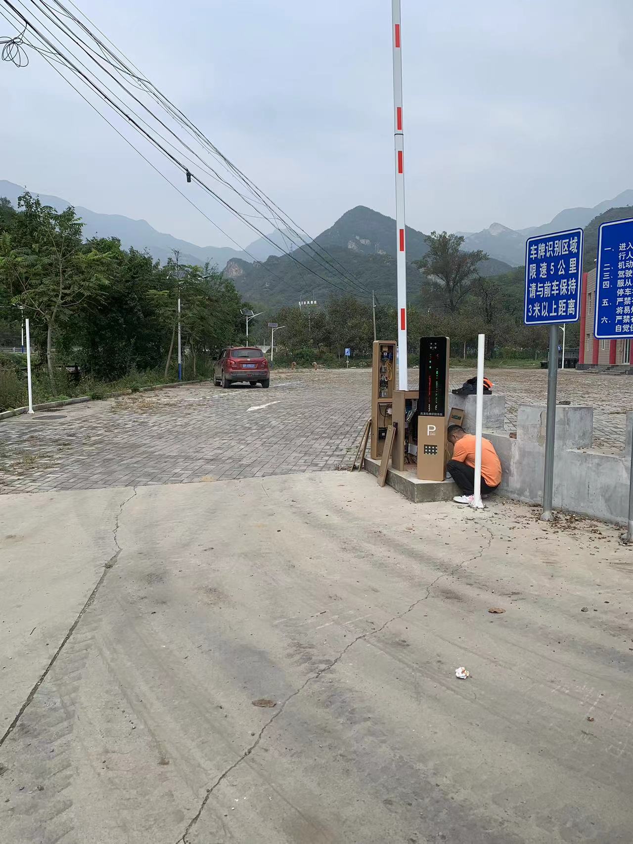 北京周口店智慧車場（8個(gè)景區(qū)，26個(gè)出入口，8個(gè)城市級交通誘導(dǎo)屏系統(tǒng)） 景區(qū)智慧停車場案列 第2張