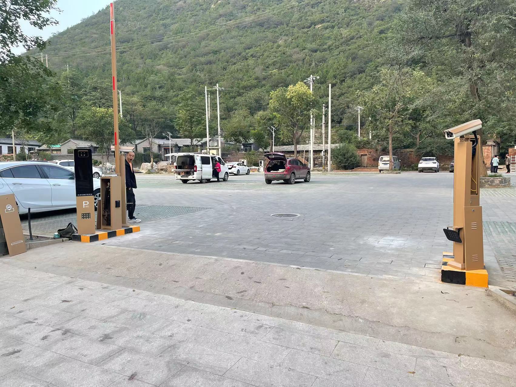 北京周口店智慧車場（8個(gè)景區(qū)，26個(gè)出入口，8個(gè)城市級交通誘導(dǎo)屏系統(tǒng)） 景區(qū)智慧停車場案列 第3張