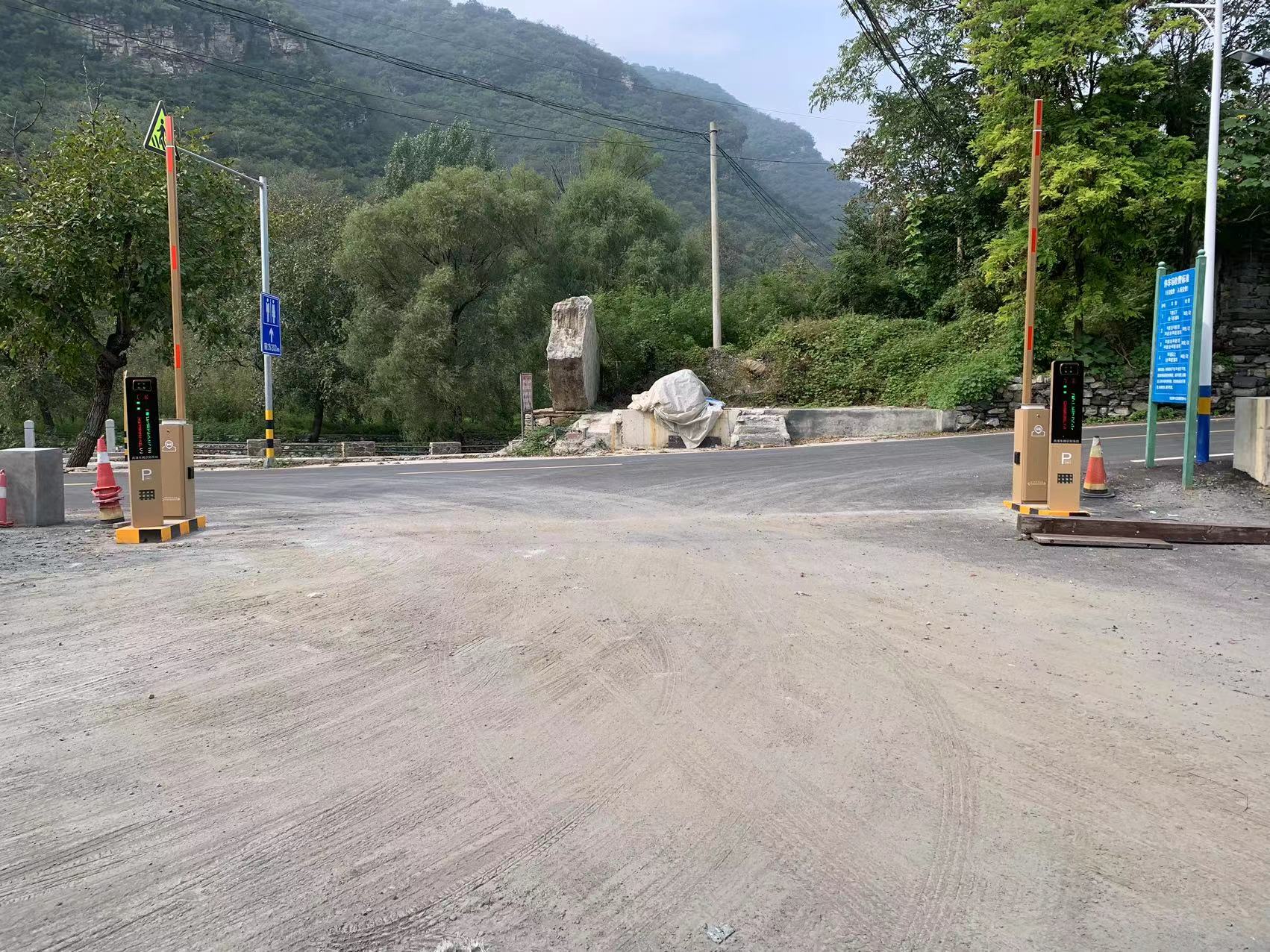 北京周口店智慧車場（8個(gè)景區(qū)，26個(gè)出入口，8個(gè)城市級交通誘導(dǎo)屏系統(tǒng)） 景區(qū)智慧停車場案列 第8張