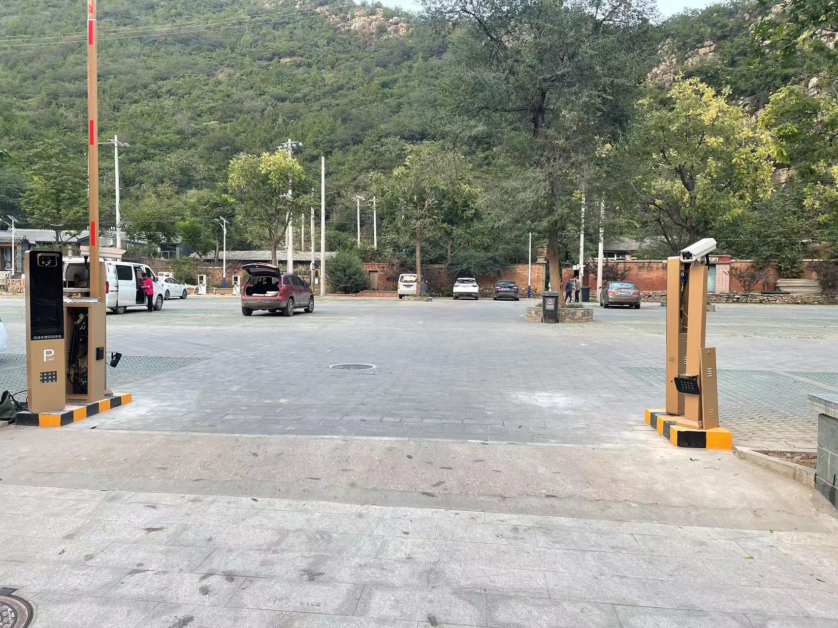 北京周口店智慧車場（8個(gè)景區(qū)，26個(gè)出入口，8個(gè)城市級交通誘導(dǎo)屏系統(tǒng)） 景區(qū)智慧停車場案列 第10張